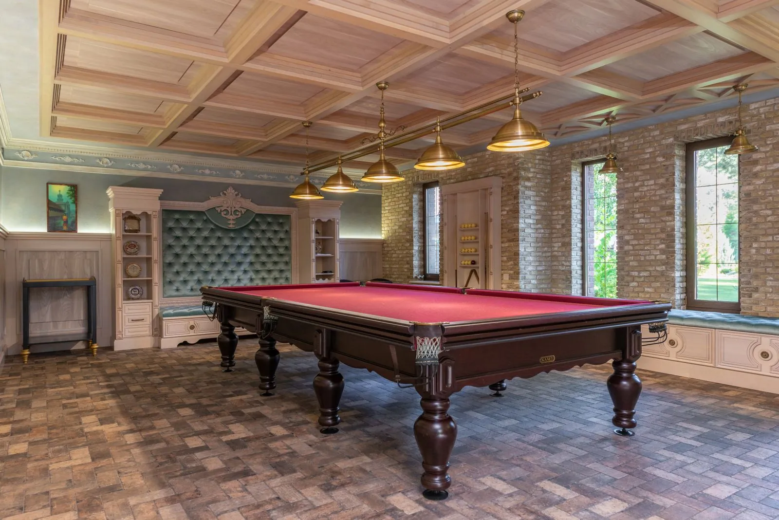 Bàn snooker vải đỏ dưới hàng đèn đồng trong phòng trần gỗ